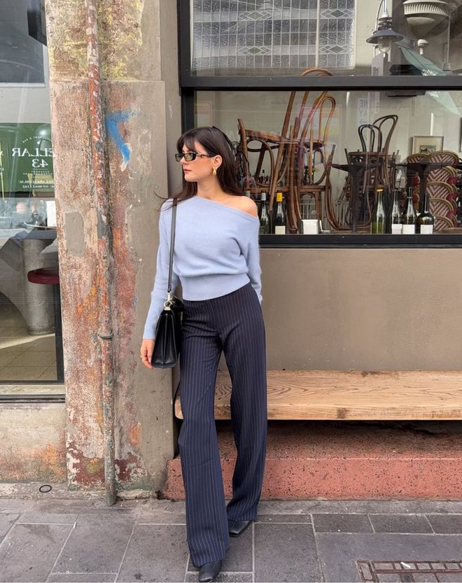 Với những ai muốn thêm phần mềm mại và quyến rũ cho diện mạo, quần ống loe nhẹ (flare pants) là lựa chọn đáng thử.