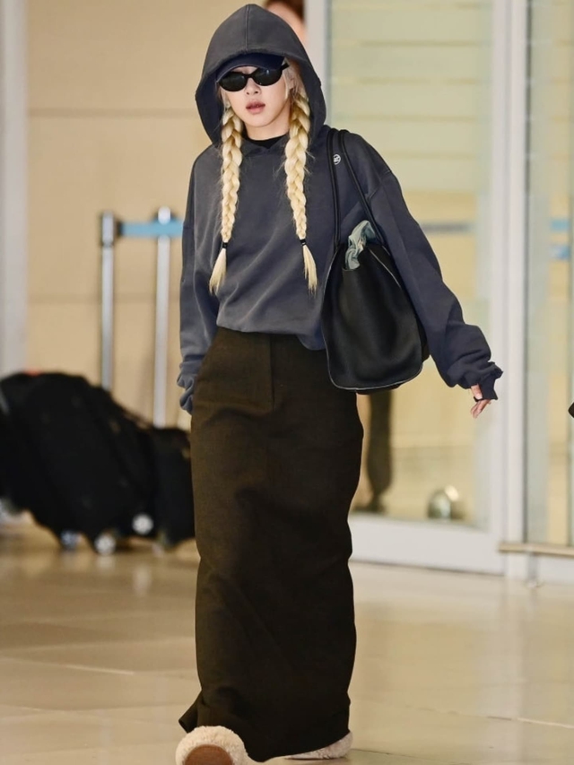 Rosé thường thêm các món phụ kiện như kính râm hay túi xách nhỏ để tổng thể thêm chỉn chu và nổi bật 