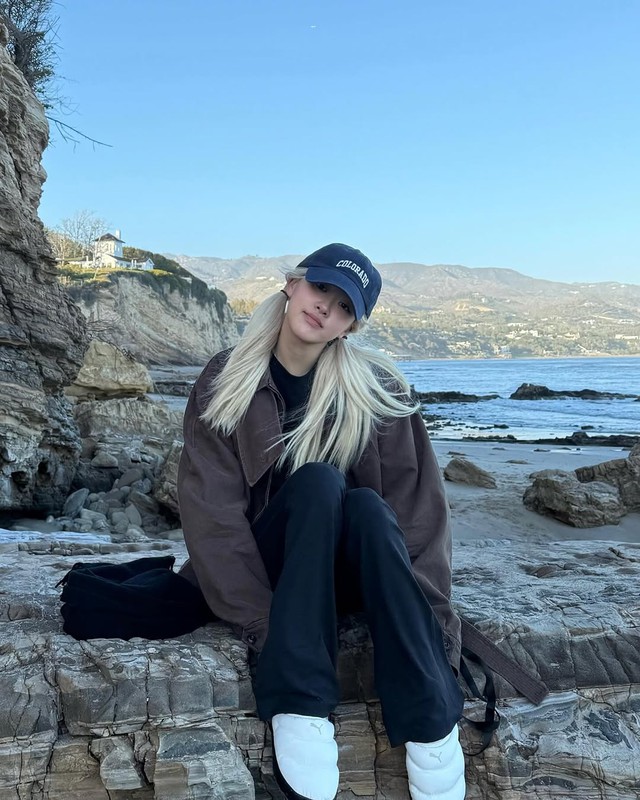 Bên cạnh đó, Rosé cũng thường diện outfit tối giản gồm áo thun đen, jacket nâu và quần suông đen