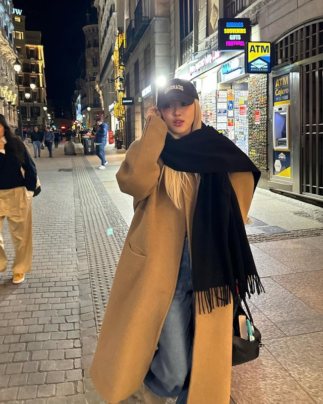 Outfit này chính là minh chứng rõ ràng cho nguyên tắc “càng đơn giản càng cuốn hút”.