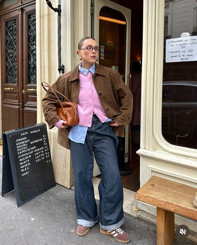 áo sơ mi sáng màu vẫn giữ vững vị thế của một món đồ “must-have” trong tủ đồ văn phòng.