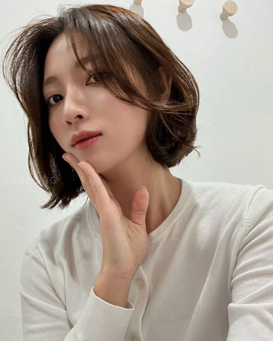 Tóc bob uốn cụp là kiểu tóc lý tưởng dành cho những ai thích sự gọn gàng, thanh nhã nhưng vẫn giữ được vẻ ngọt ngào. 