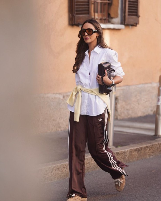 Nếu muốn năng động hơn, hãy thử buộc áo quanh eo.