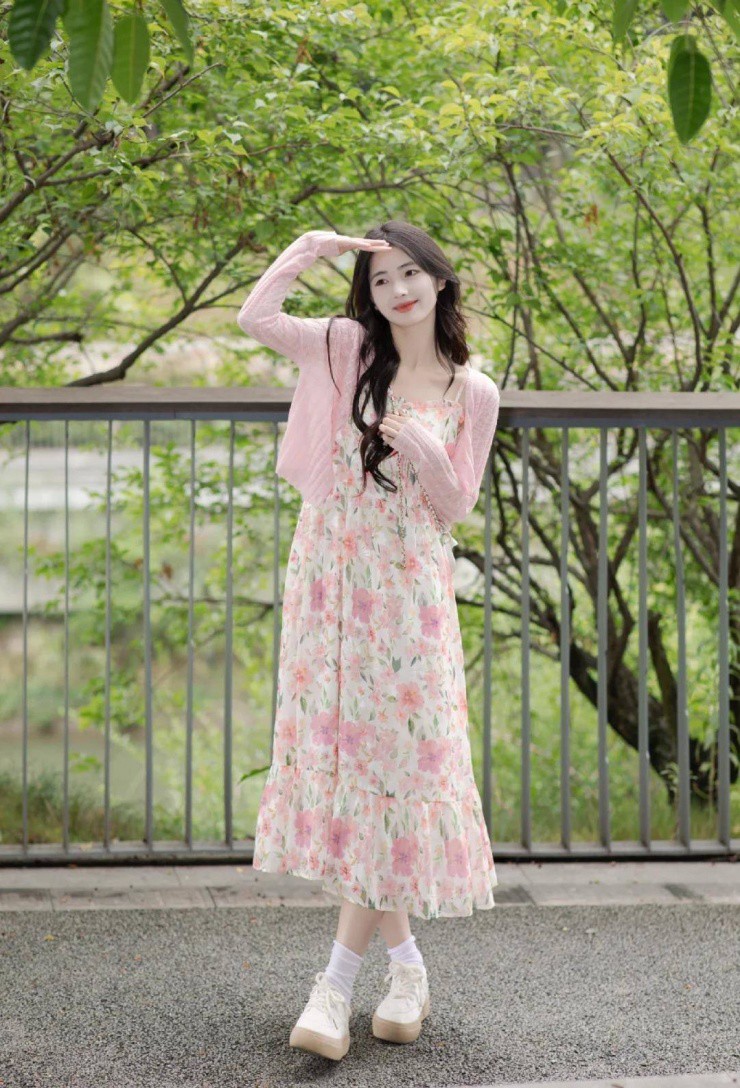 Khi giày thể thao được phối cùng đầm dài, tổng thể trang phục sẽ trở nên cân bằng giữa nét mềm mại và sự năng động hiện đại.