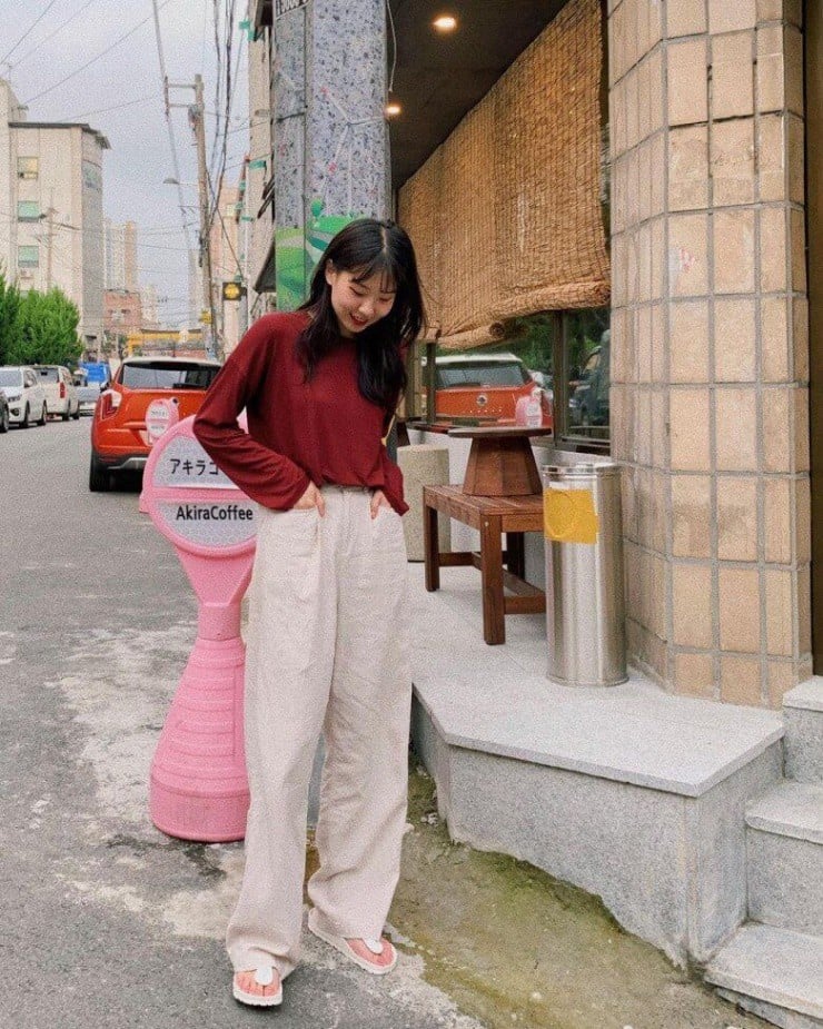 Các tông màu tươi sáng như vàng, xanh lá, hồng pastel hay đỏ rượu vang đều có thể trở thành điểm nhấn thú vị 