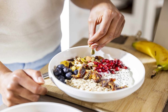 Axit béo omega-3 từ cá béo và các loại hạt cũng góp phần cải thiện độ ẩm và độ đàn hồi của da. 