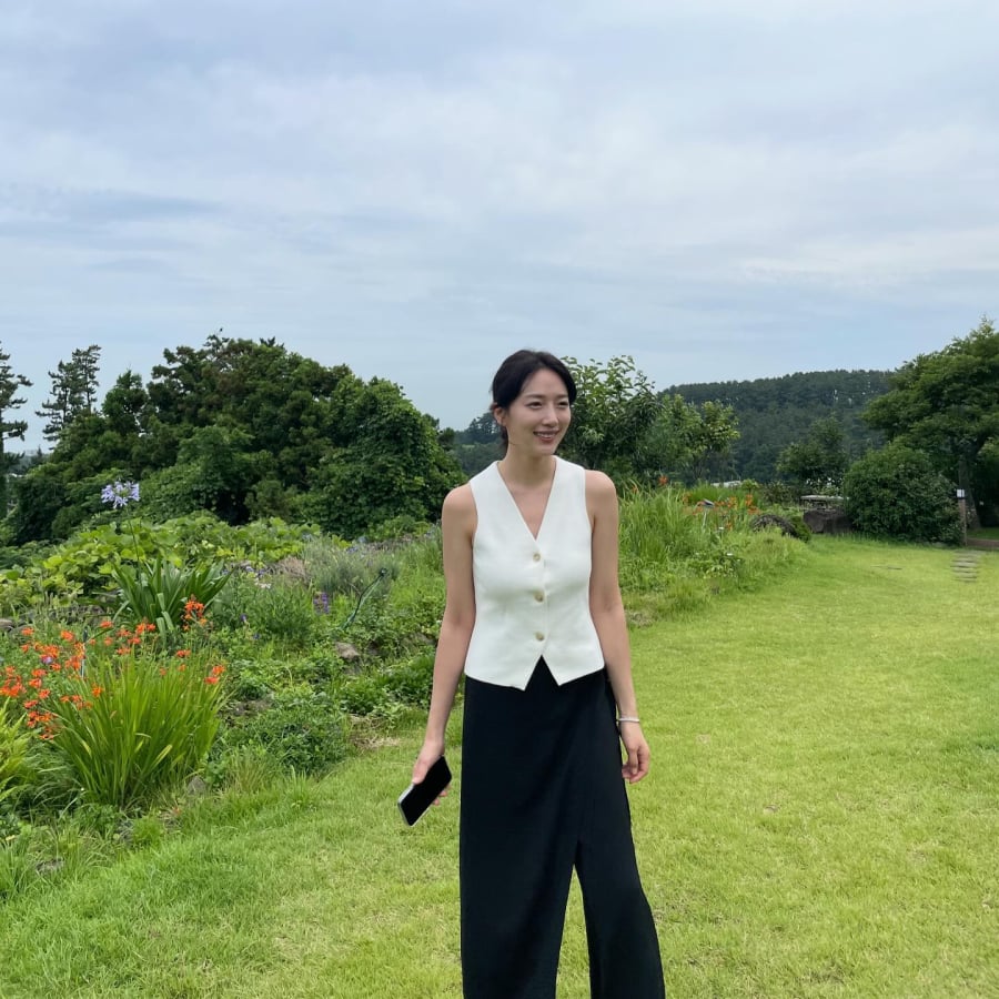  Đây là công thức đơn giản nhưng mang lại hiệu quả cao về mặt thẩm mỹ, giúp tổng thể trang phục trông nhẹ nhàng và tinh tế.