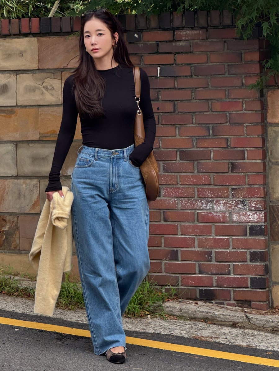 Khi kết hợp cùng quần jeans dáng đứng hoặc dáng suông, set đồ mang lại sự thoải mái nhưng không xuề xòa.