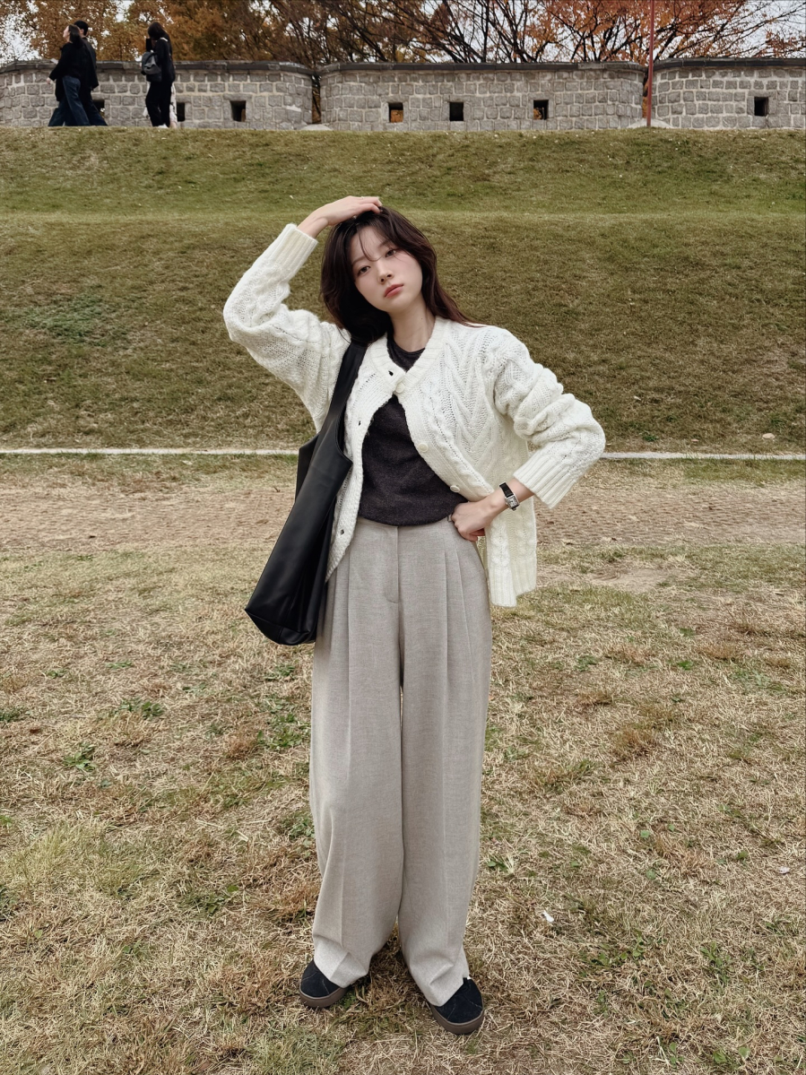 Quần xám lại phù hợp với những cách phối đồ thiên về sự tinh tế