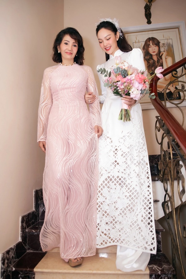 Áo dài hai lớp với lớp ngoài là vải ren hoặc voan thêu họa tiết, bên trong là lớp lụa nhẹ nhàng, mang lại vẻ đẹp sang trọng