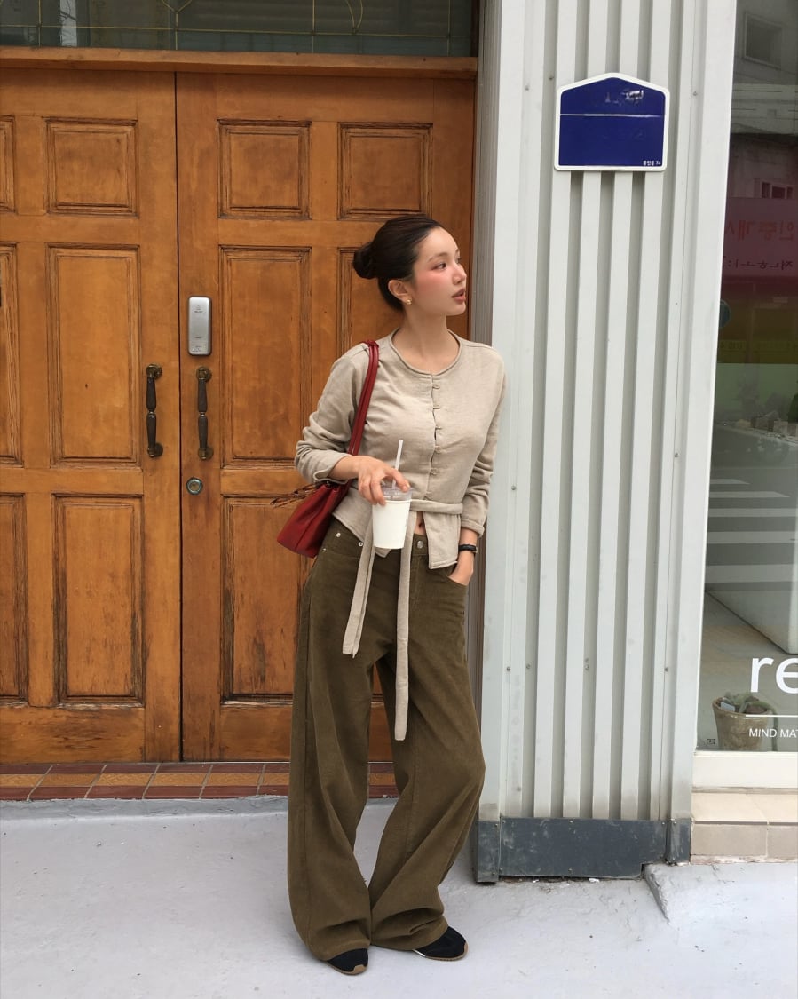 Các tông màu như be, xám, nâu nhạt hay xanh olive không chỉ dễ phối mà còn rất phù hợp với không khí giao mùa.