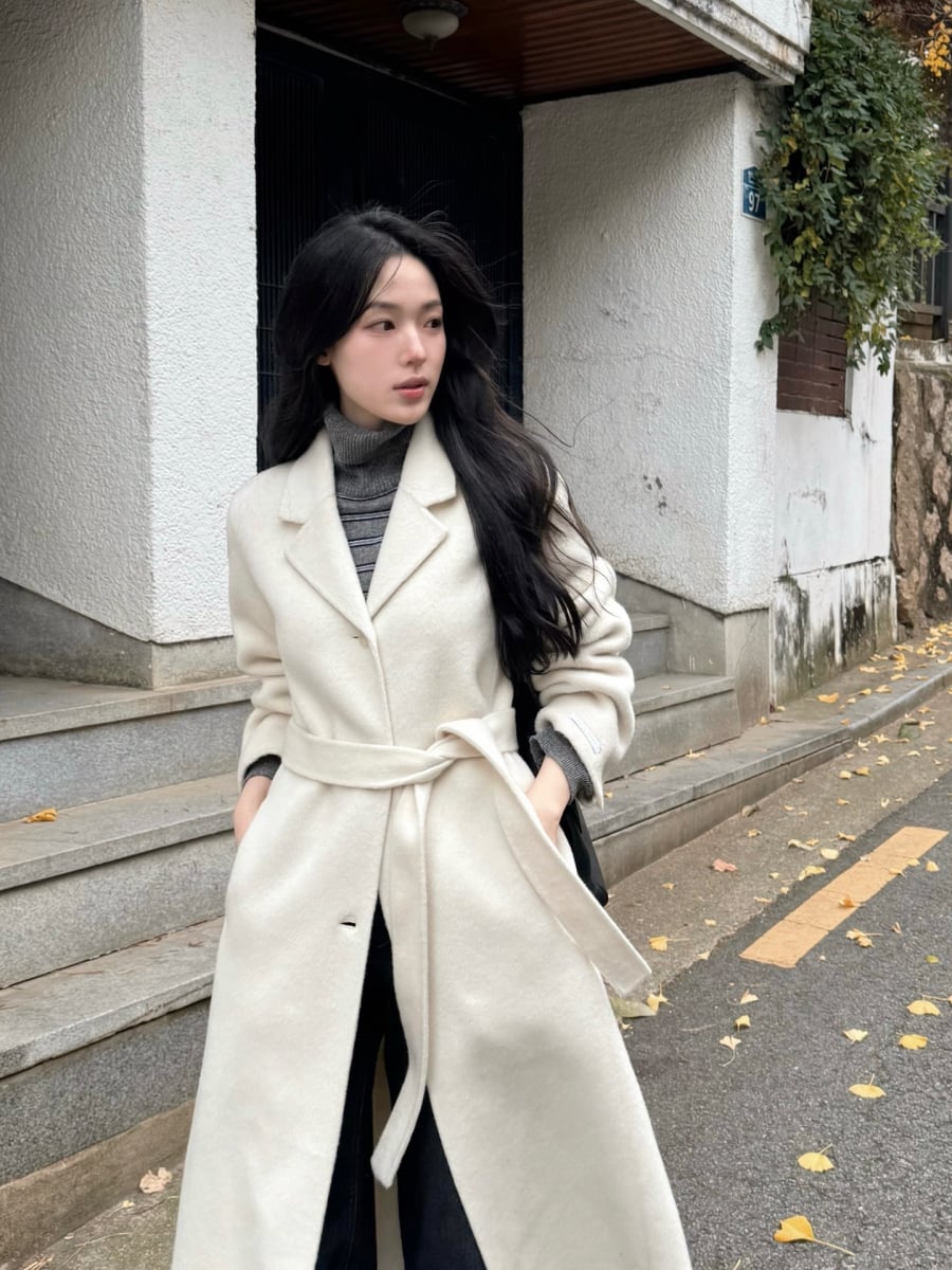 Áo khoác dạ dáng dài luôn mang đến cảm giác thanh lịch và sang trọng, đặc biệt khi phối cùng áo len vào những ngày lạnh.