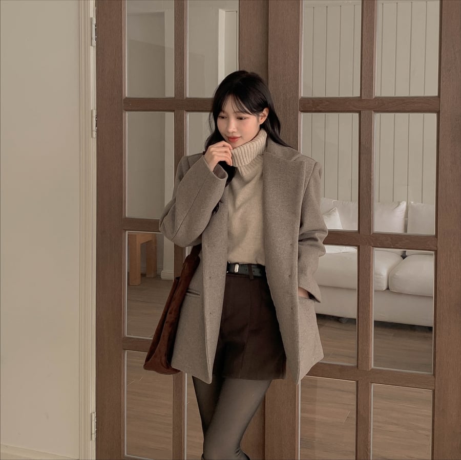 Áo dạ ngắn dễ kết hợp với quần jeans, quần ống đứng hoặc chân váy, tạo nên diện mạo gọn gàng nhưng vẫn ấm áp.