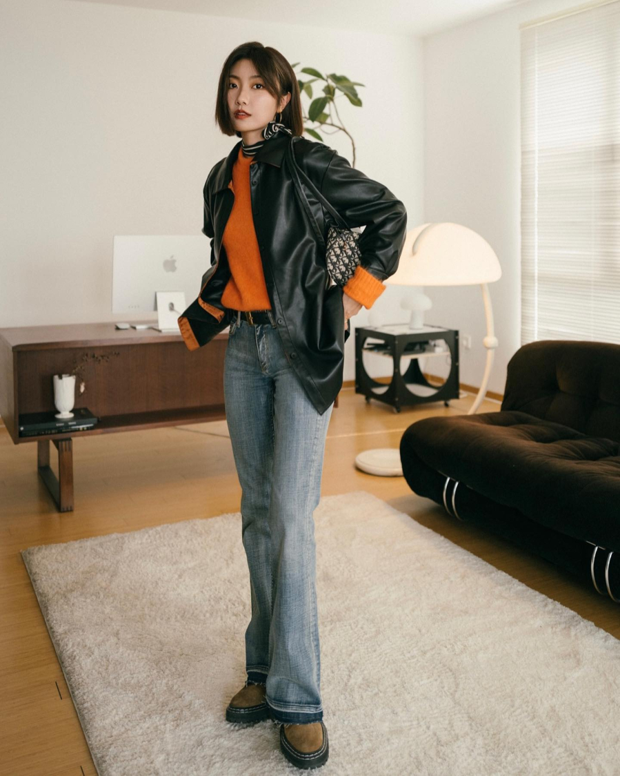 Áo len mỏng hoặc áo len cổ lọ mặc bên trong áo khoác da dáng ngắn giúp trang phục vừa đủ ấm mà vẫn giữ được vẻ gọn gàng.