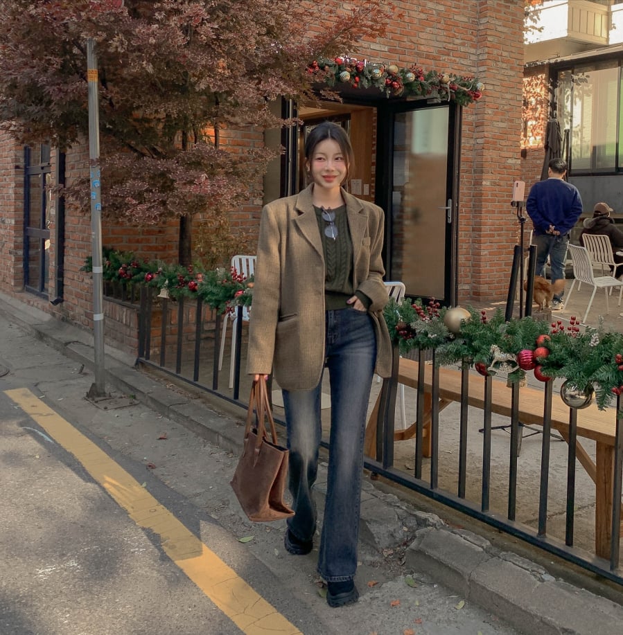 Blazer là món đồ linh hoạt, không chỉ giới hạn trong môi trường công sở mà còn dễ dàng kết hợp với áo len vào mùa lạnh.