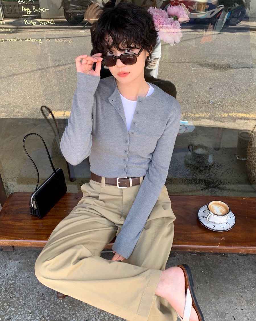 Khi chọn chất liệu len dày hoặc dệt vân, trang phục sẽ có thêm chiều sâu mà vẫn giữ được sự tối giản cần thiết.