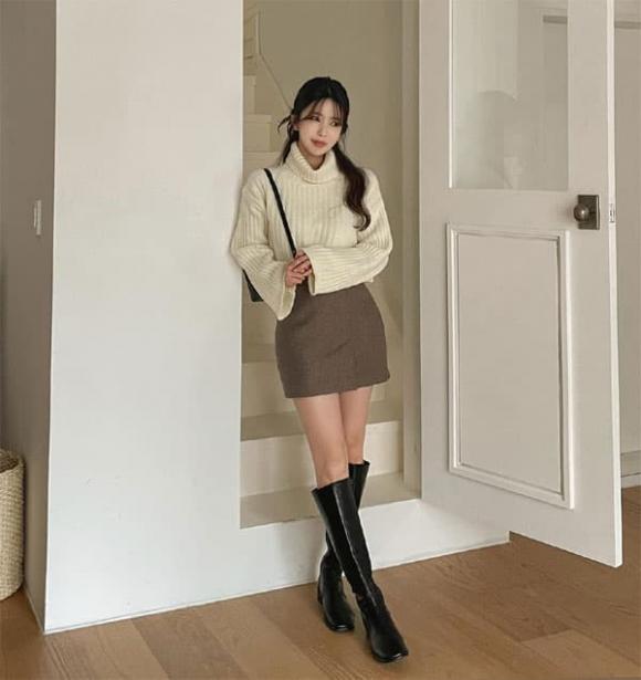 Áo len dáng rộng khi đi cùng chân váy ngắn chữ A, váy suông hoặc họa tiết caro tạo nên hình ảnh năng động, phù hợp cho những buổi dạo chơi hay gặp gỡ bạn bè.
