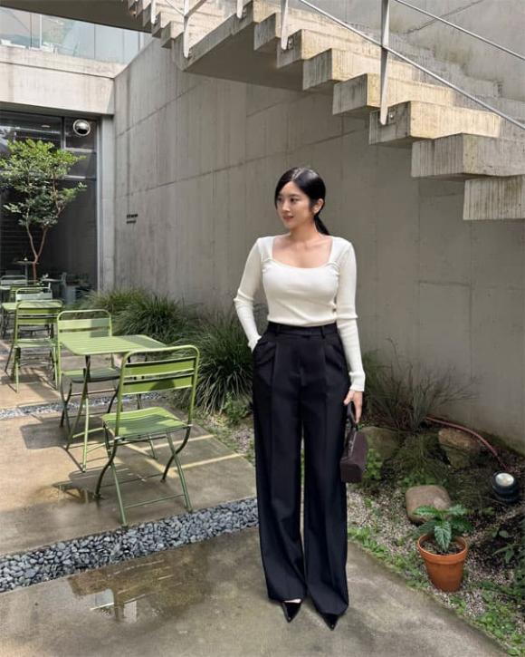 Trong môi trường công sở, áo len kết hợp quần âu là lựa chọn lý tưởng để cân bằng giữa sự thoải mái và vẻ ngoài chuyên nghiệp.