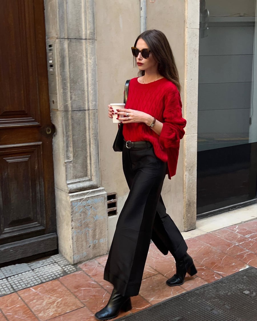 Khi kết hợp cùng quần đen, trang phục trở nên gọn gàng, tinh tế và rất dễ ứng dụng trong đời sống hằng ngày.    