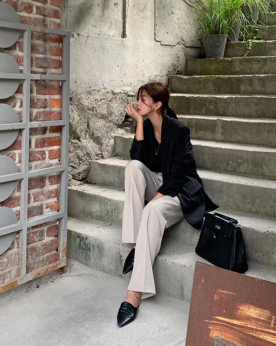 Khi đi cùng quần âu, hiệu ứng thị giác càng được củng cố, tạo nên hình ảnh thanh lịch nhưng không khô cứng.