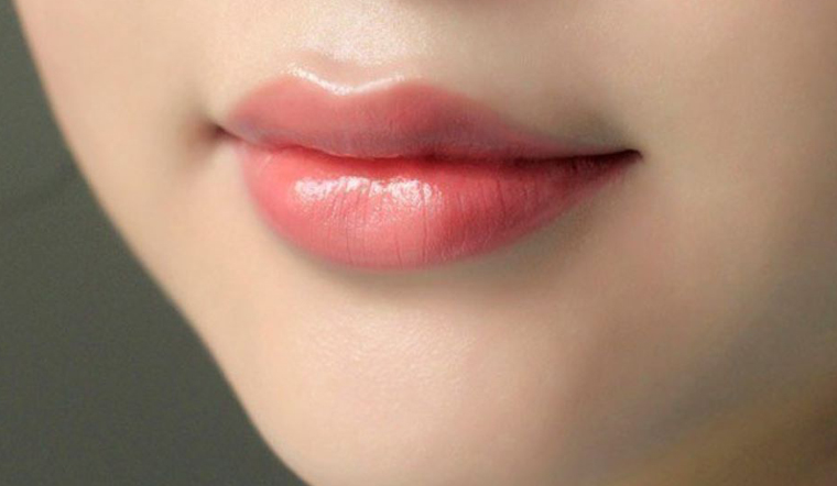 Tế bào chết tích tụ là nguyên nhân khiến môi xỉn màu.