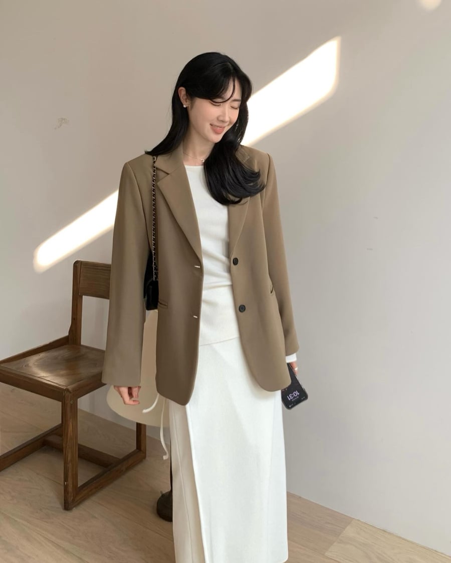 Các gam màu trung tính hoặc pastel giúp set đồ hài hòa, trong khi blazer họa tiết hoặc màu đậm lại là lựa chọn lý tưởng cho những ai muốn tạo điểm nhấn cá tính.