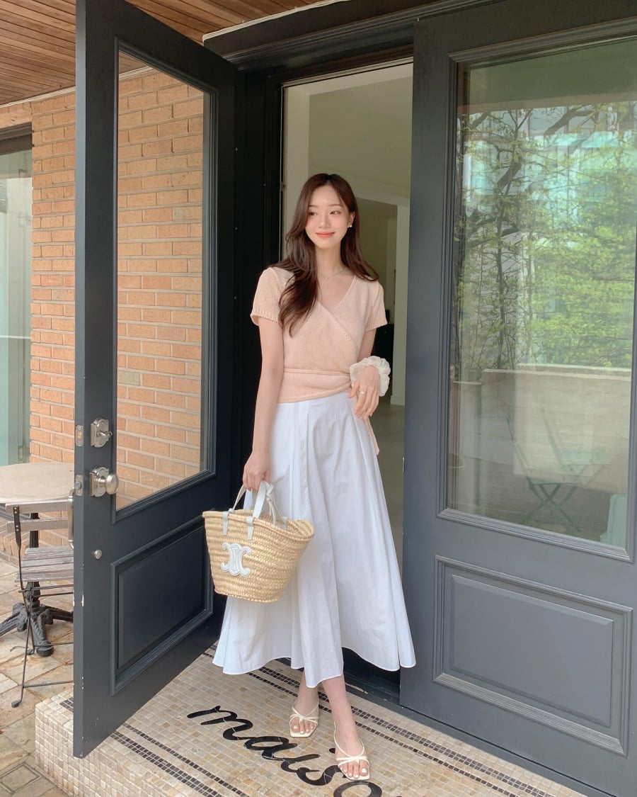 Những chiếc áo len mỏng, ôm vừa cơ thể giúp tôn dáng và tạo sự gọn gàng. 