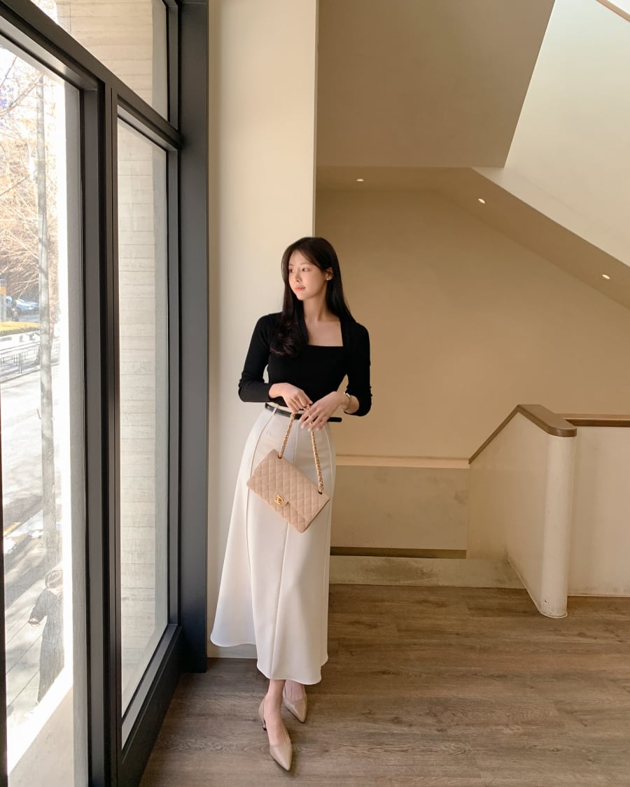 Cách phối này phù hợp với phong cách tối giản, trưởng thành và dễ ứng dụng trong nhiều hoàn cảnh khác nhau, từ đi làm đến dạo phố.