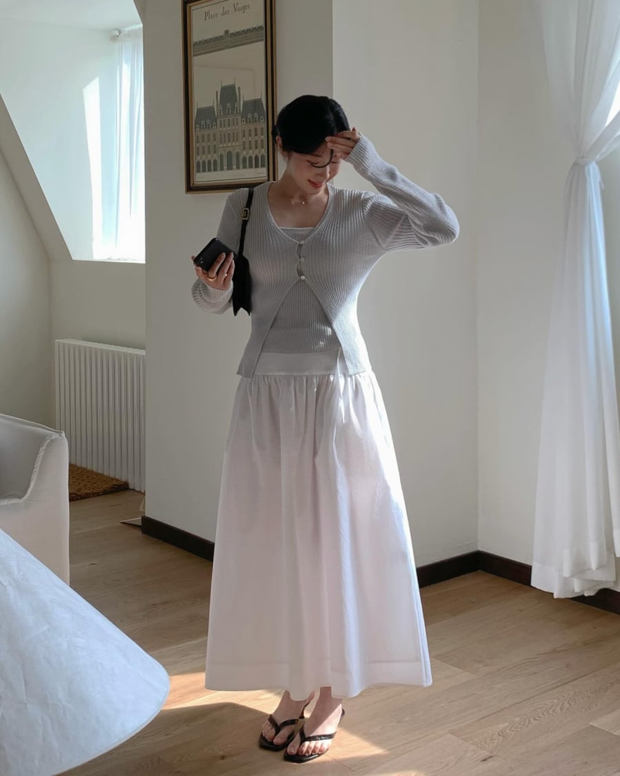 Tùy theo kiểu chân váy, bạn có thể chọn cách sơ vin gọn gàng để tạo hiệu ứng kéo dài đôi chân hoặc chọn áo dáng lửng để tăng vẻ trẻ trung, năng động cho tổng thể.