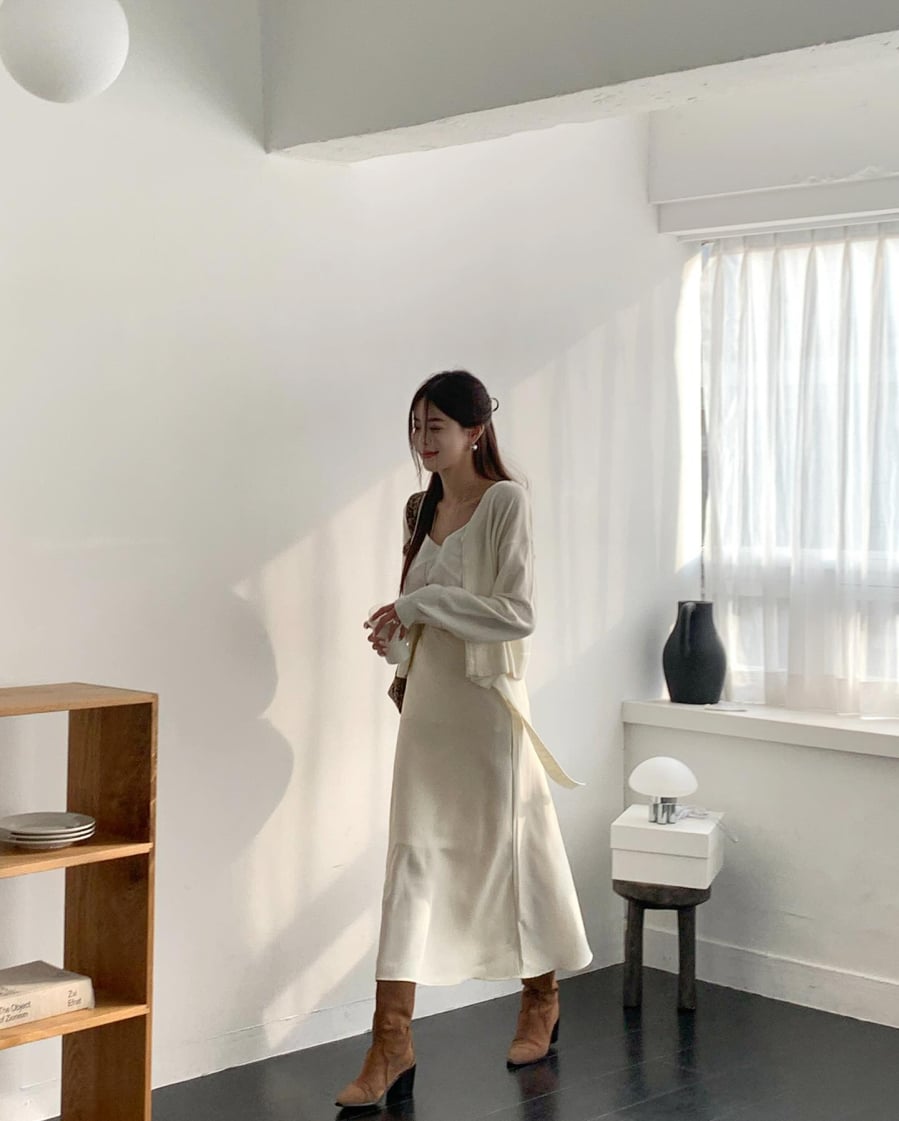 Phối chân váy sáng màu cùng áo sáng màu là công thức “an toàn” nhưng luôn mang lại hiệu quả thẩm mỹ cao.