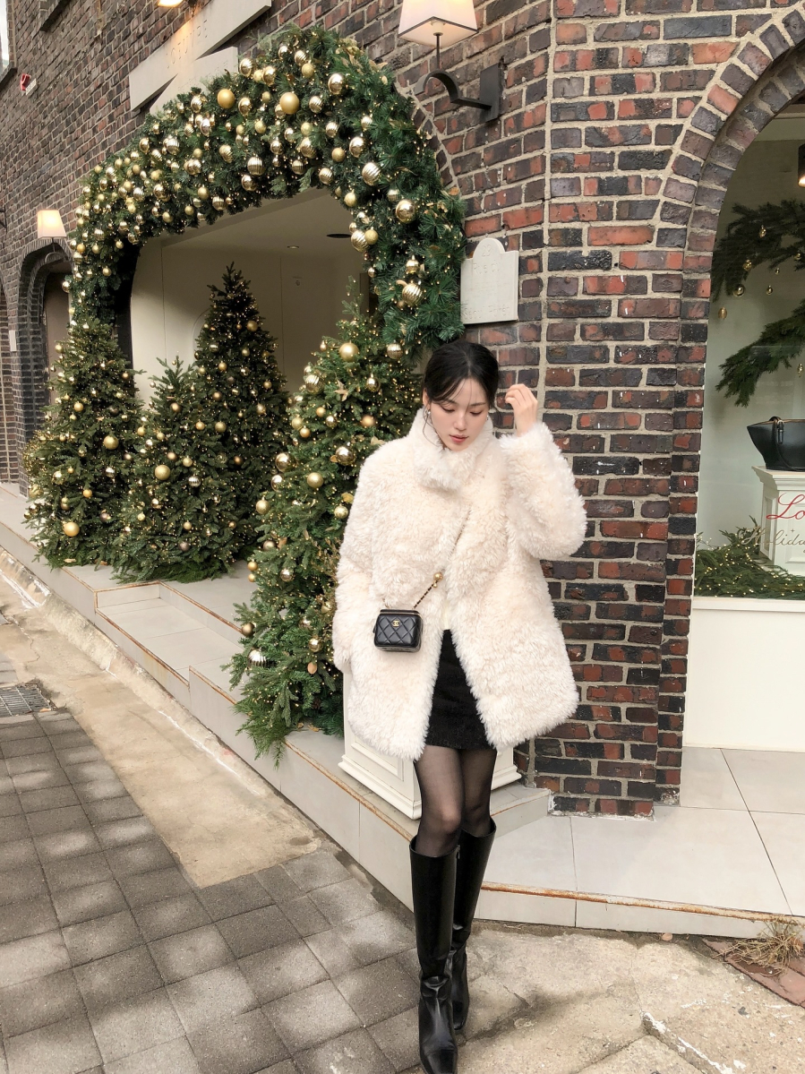 Khi không khí lễ hội cuối năm lên ngôi, áo khoác lông kết hợp cùng chân váy ngắn là công thức giúp phong cách trở nên nổi bật và sang trọng hơn hẳn