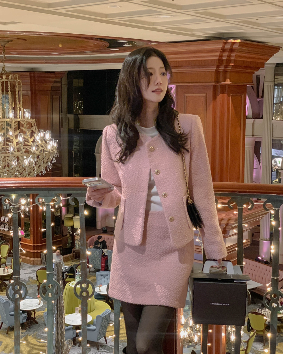 Những set chân váy ngắn đồng bộ luôn tạo ấn tượng nhờ sự chỉn chu và hài hòa ngay từ cái nhìn đầu tiên.