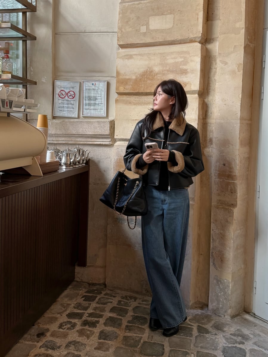 Dù kết hợp cùng trang phục casual hay những set đồ mang hơi hướng công sở, áo khoác da vẫn giữ được nét sành điệu riêng, tạo điểm nhấn rõ rệt cho tổng thể outfit mùa đông.