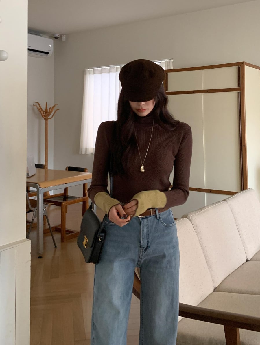 Áo len mỏng tối màu là lựa chọn lý tưởng cho những ai yêu thích phong cách tối giản nhưng vẫn đề cao sự thanh lịch. 