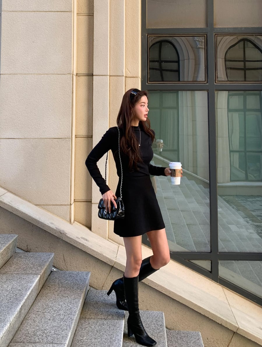 Với thiết kế đơn giản, dễ mặc, áo thun dài tay mang đến cảm giác gọn gàng và linh hoạt trong cách phối đồ.