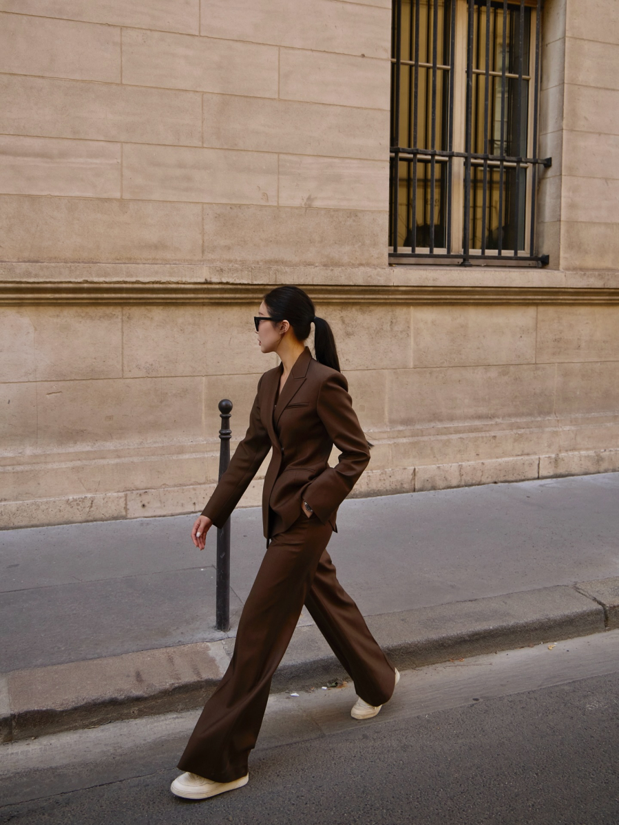 Áo blazer tối màu luôn là lựa chọn hàng đầu cho những ai muốn cân bằng giữa sự thanh lịch và nét trẻ trung trong phong cách.