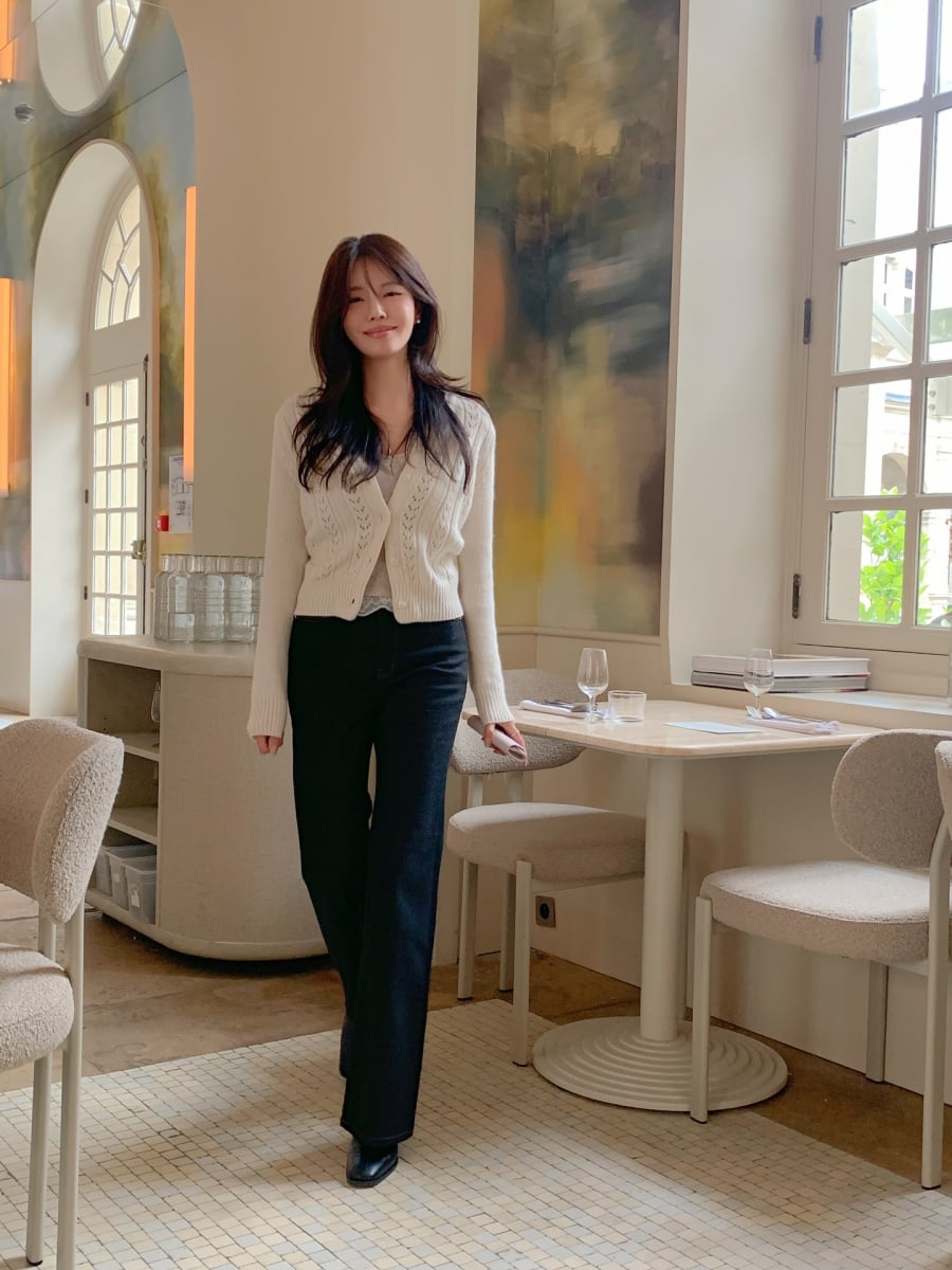 Nhờ màu sắc trung tính và phom dáng đa dạng, quần denim đen dễ dàng phù hợp với nhiều phong cách khác nhau, từ năng động đến thanh lịch.