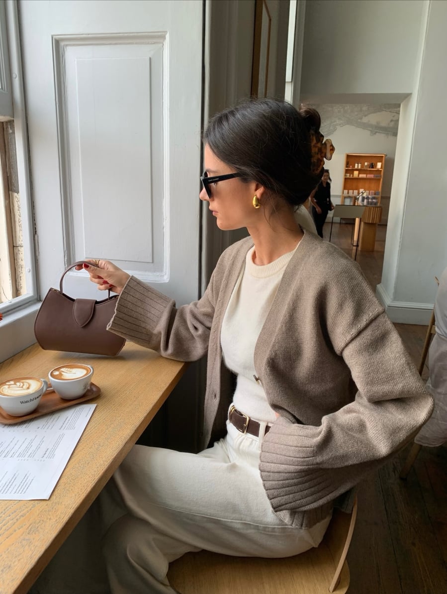 Từ áo blazer, áo len cho đến quần âu, màu xám mang lại cảm giác chỉn chu nhưng không quá cứng nhắc.