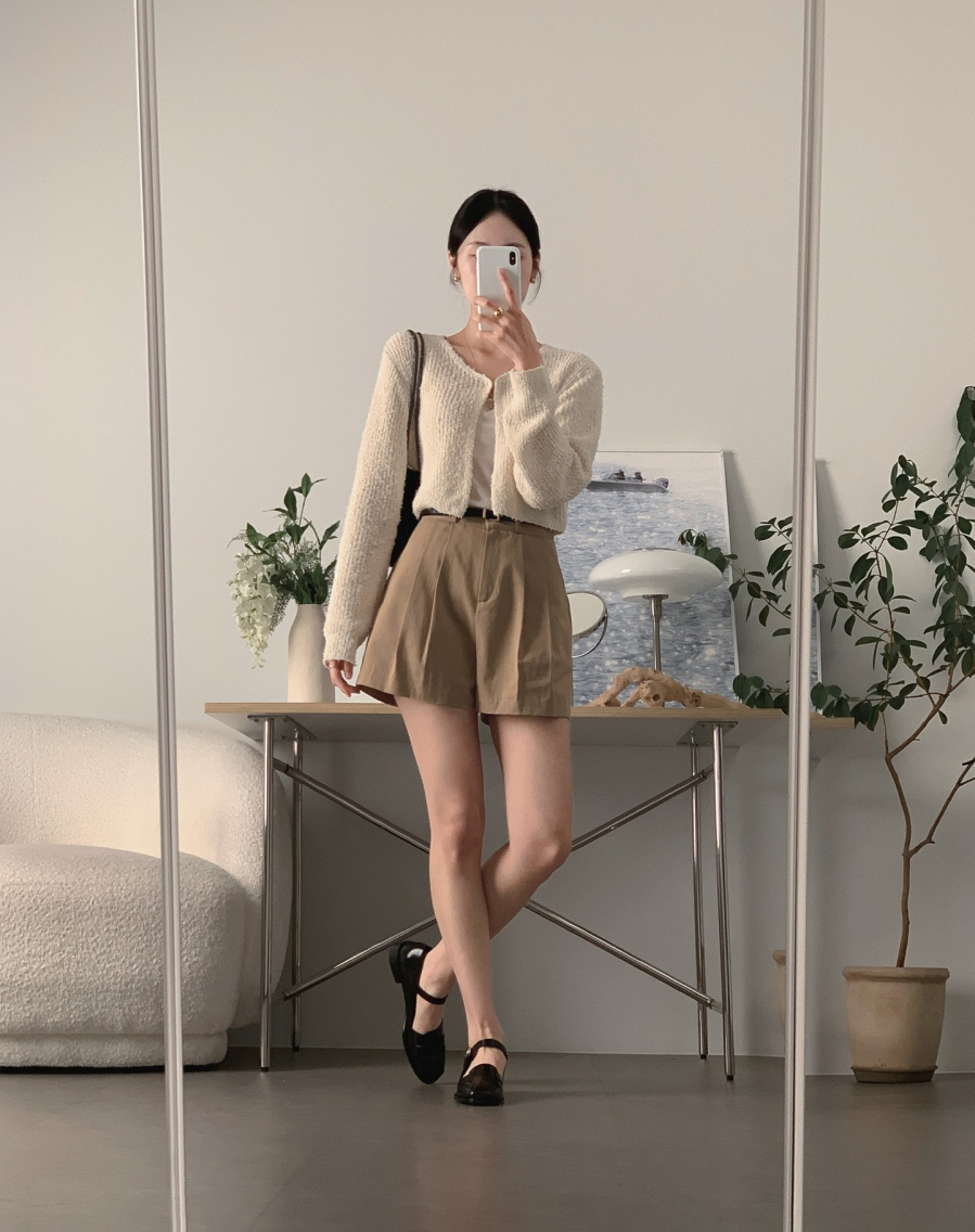 uần short cạp cao, ống suông nhẹ giúp kéo dài tỷ lệ phần chân, đặc biệt khi đi cùng giày bệt mũi nhọn hoặc ballet flats. 