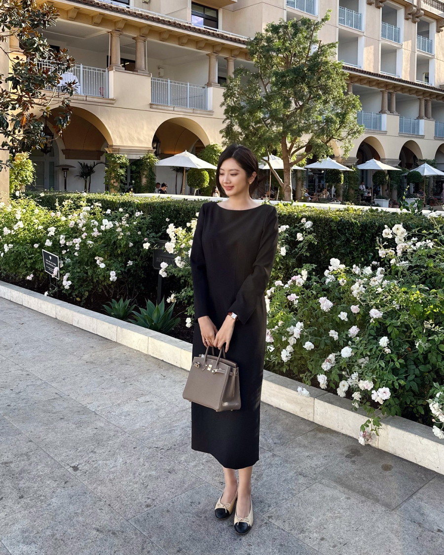 Độ dài váy trên gối hoặc ngang bắp chân giúp tổng thể không bị “dìm dáng”.