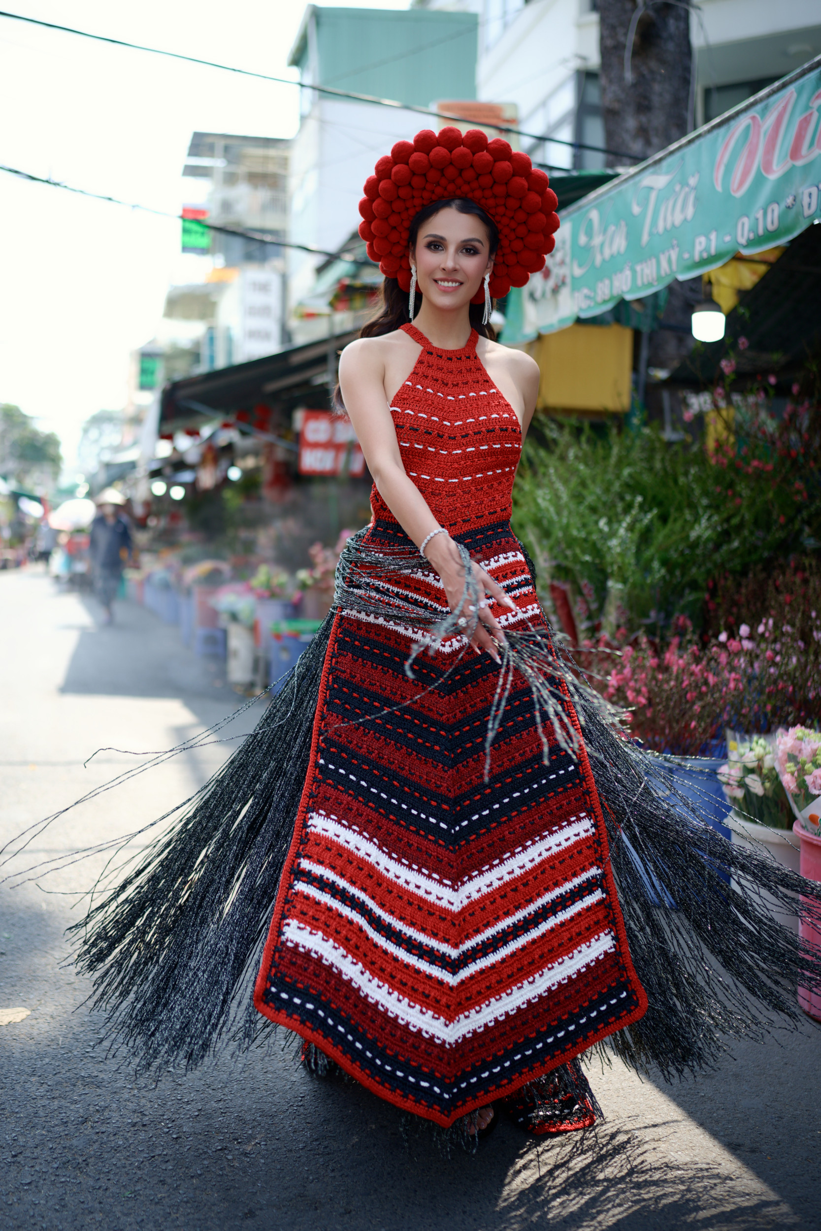 Mildred Rincon đang tung tăng giữa chợ hoa Hồ Thị Kỷ TPHCM