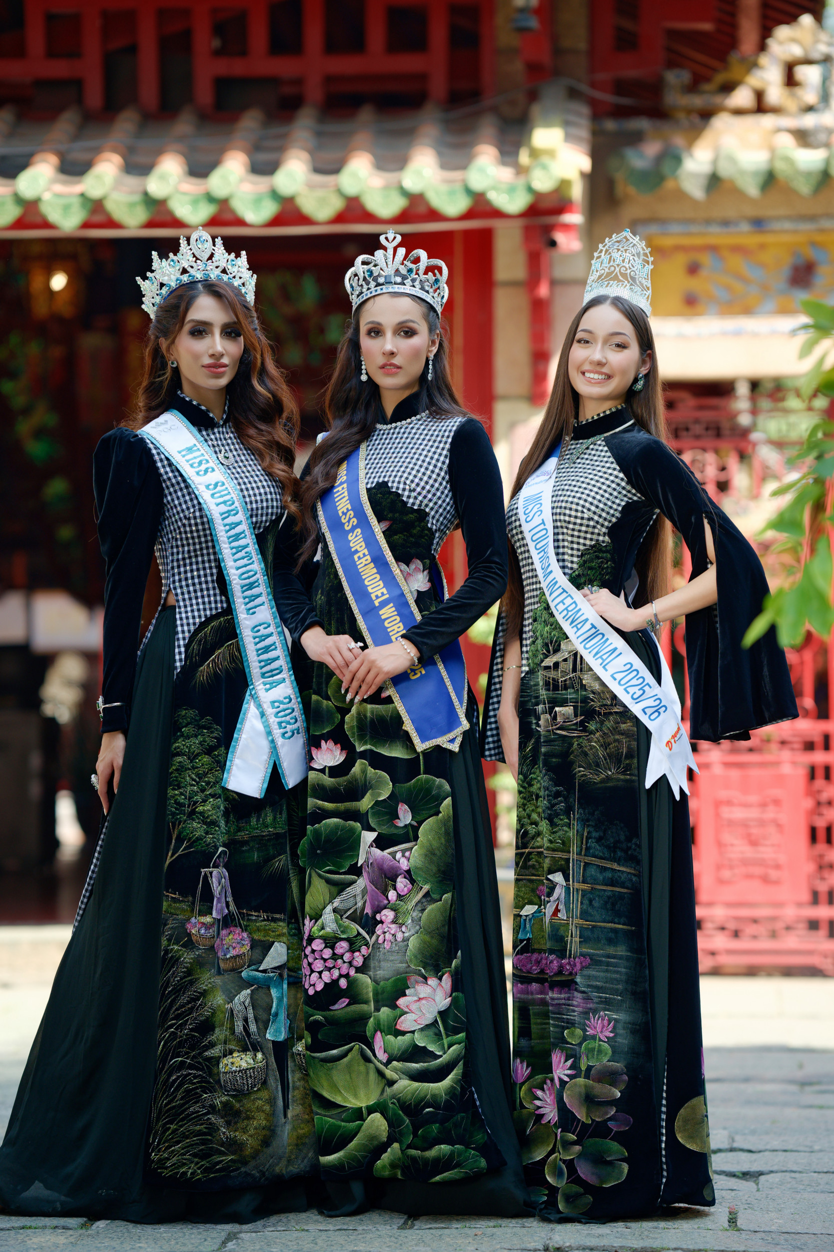 Mildred Rincon và  2 bạn thân làZuzanna Balonek (Ba Lan) – Hoa hậu du lịch quốc tế 2025/2026 (Miss Tourism International 2025/2026) và Arsh Thind - Hoa hậu Siêu quốc gia Canada 2025 (Miss Supranational Canada 2025).