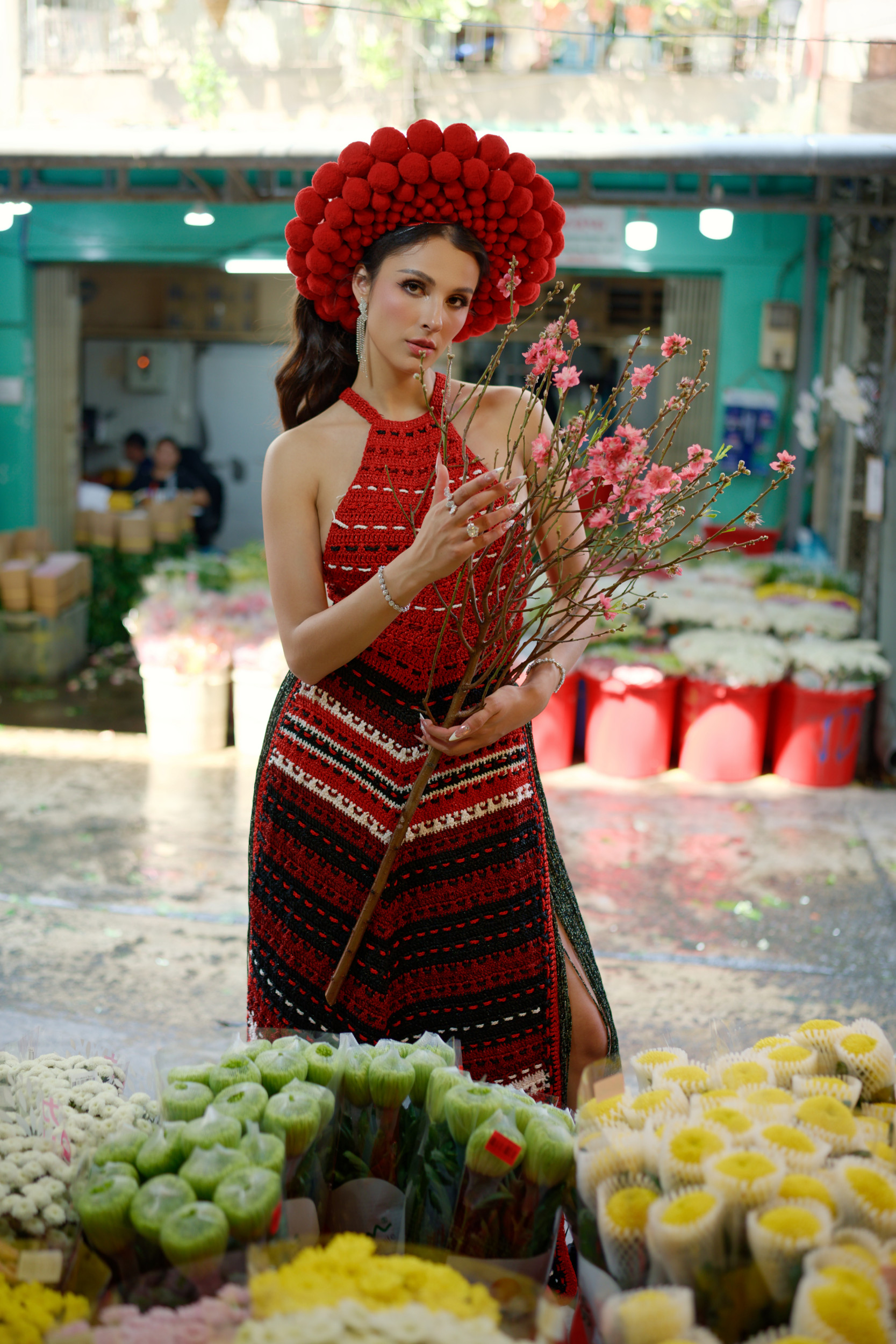 Tà áo dài phá cách kết hợp phong cách trang phục của đồng bào vùng cao mang lại nhiều cảm hứng cho đương kim hoa hậu tạo dáng