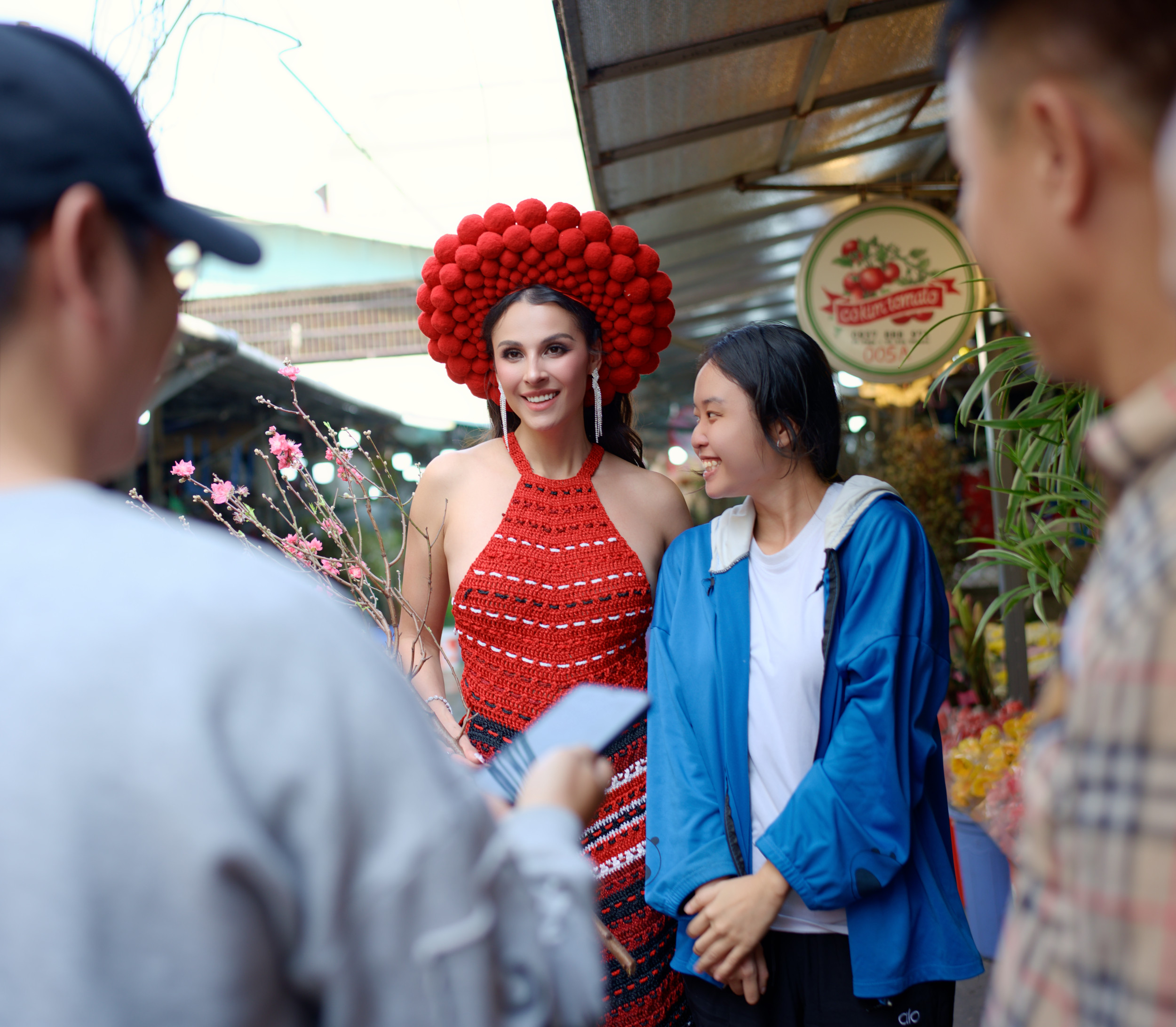 Nhiều người dân thích thú với sự hiện diện của Hoa hậu siêu mẫu thể hình thế giới 2025 và xin chụp ảnh lưu niệm