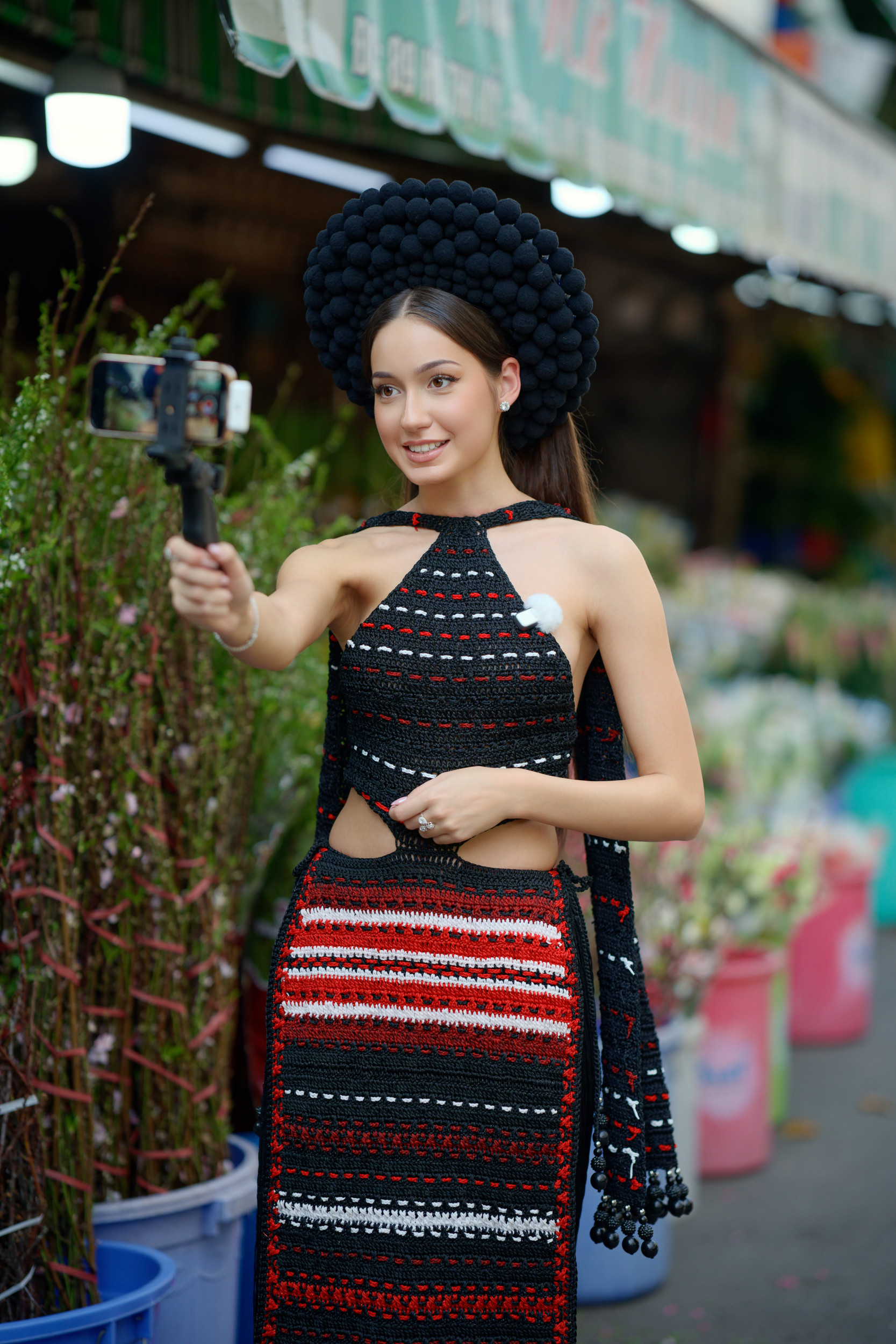 Zuzanna Balonek tranh thủ thể hiện vai trò của một Hoa hậu du lịch quốc tế, giới thiệu về nét độc đáo của chợ hoa trên mạng xã hội