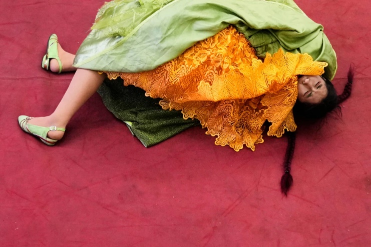 Một phụ nữ thi đấu vật trong trang phục váy truyền thống ở El Alto, Bolivia