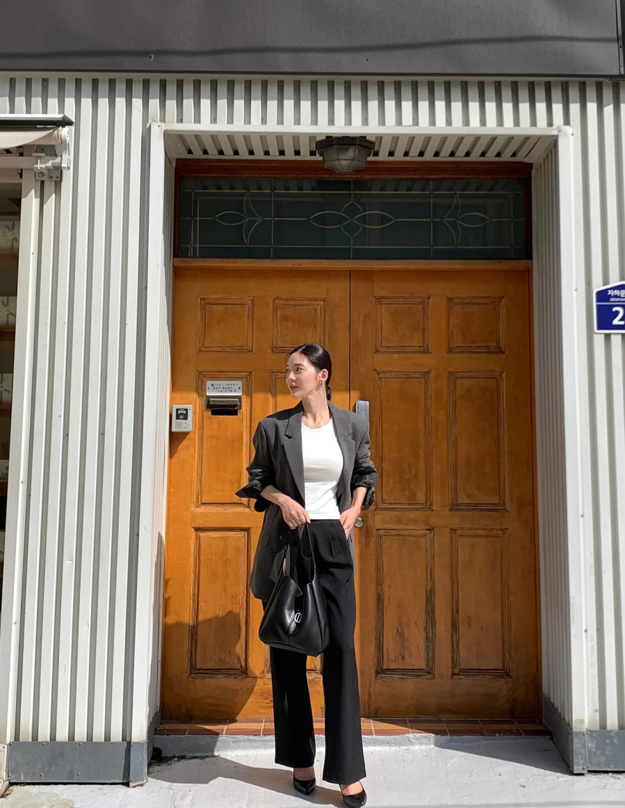 Chỉ cần một đôi cao gót mũi nhọn đúng phom, tổng thể trang phục cũng trở nên chỉn chu và sang trọng hơn.