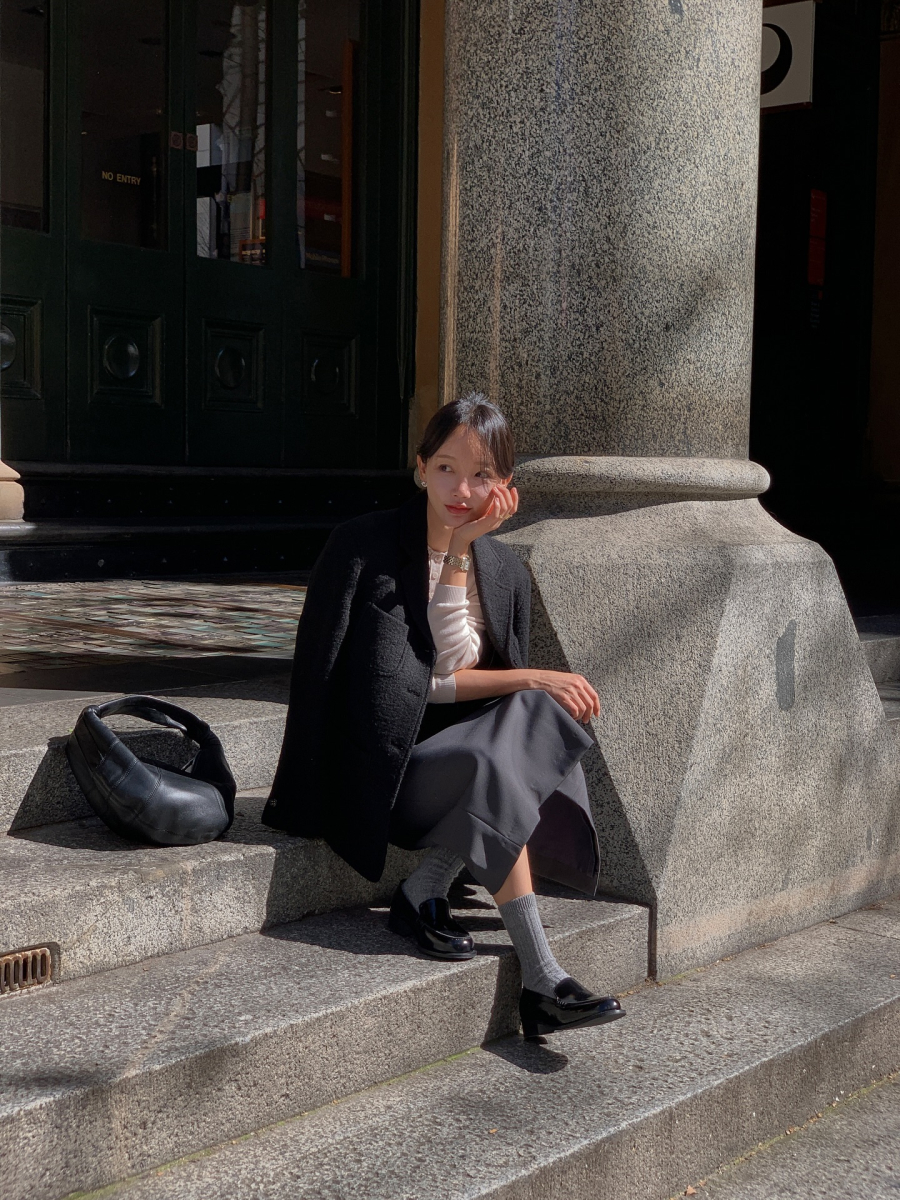  Thiết kế loafer ngày càng gọn nhẹ, đế vừa phải và được nhấn nhá bằng các chi tiết tinh tế như khóa kim loại hay da vân.