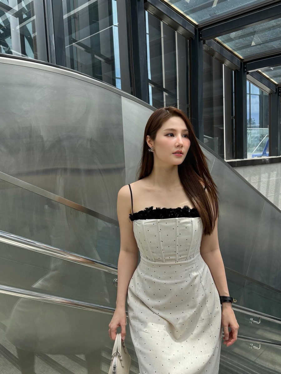 Thiết kế mang hơi hướng cổ điển nhưng không hề già dặn, ngược lại còn giúp vóc dáng trông thanh thoát và nổi bật.