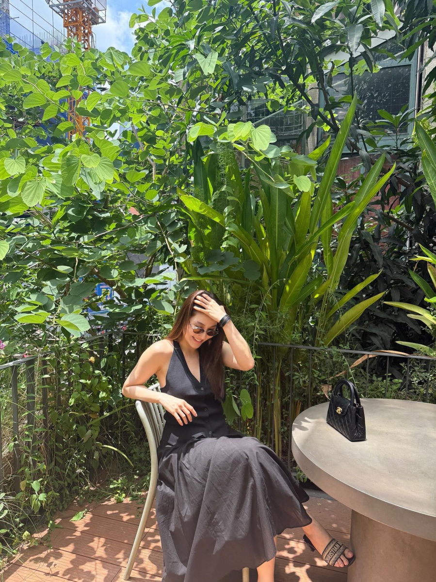 Áo gile phối cùng chân váy dài là gợi ý phù hợp cho những ai yêu thích phong cách tối giản nhưng vẫn muốn giữ nét cuốn hút.